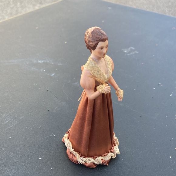 Abigail Adams Figurine Porcelain - Picture 3 of 5
